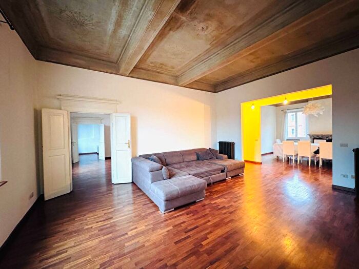 Appartamento con 6 locali in affitto in Viali, Modena