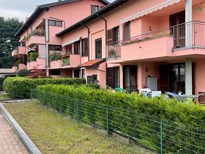 Appartamento bilocale in affitto in Via Carlo Cattaneo H, Centro, Sesto Calende