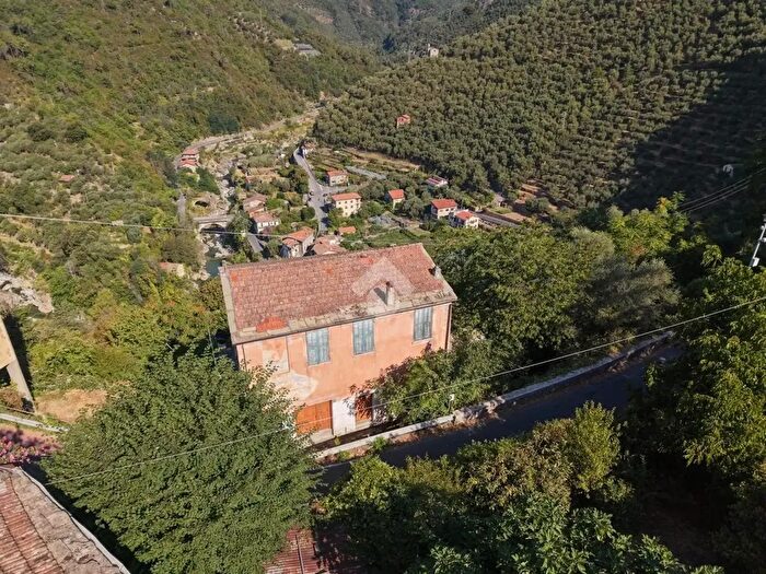 Casa con 6 locali in vendita in Via Vittorio Veneto, Montalto Carpasio