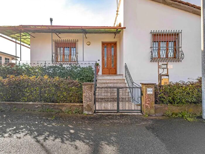 Casa con 8 locali in vendita in Santa Maria A Monte