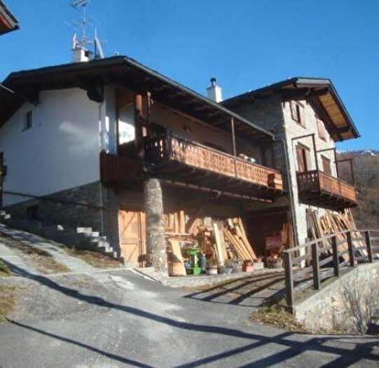 Casa con 6 locali in vendita in La Salle