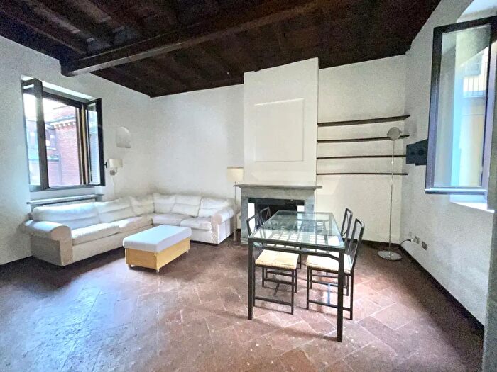 Appartamento bilocale in affitto in Alzaia Naviglio Grande, Milano