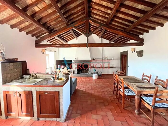 Appartamento trilocale in vendita in Via della Collegiata, Bracciano