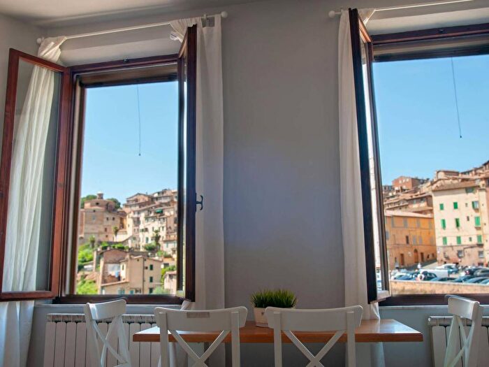 Appartamento trilocale in affitto in Via di Salicotto, Piazza del Campo Duprè, Siena