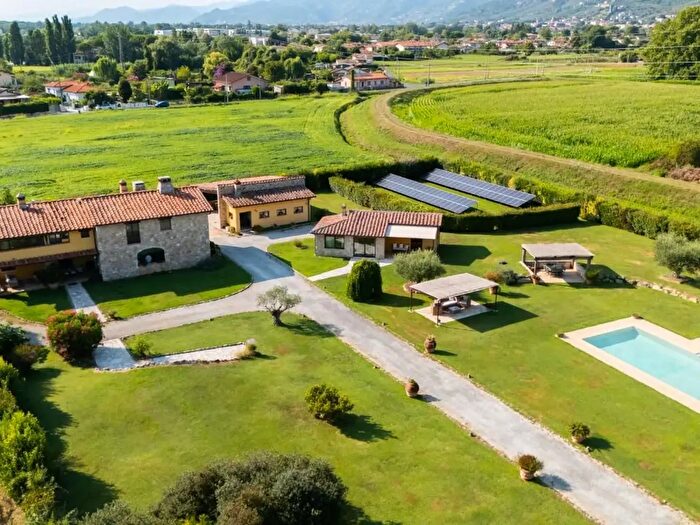 Casa con 14 locali in vendita in Pietrasanta