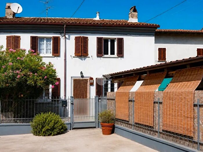 Casa quadrilocale in vendita in Regione Casamassimini, Stradella