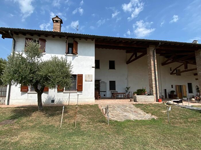Casa con 19 locali in vendita in Crema, Crema