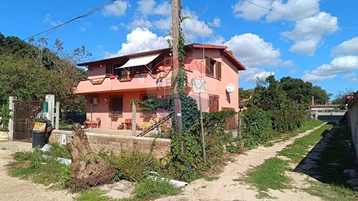 Casa con 6 locali in vendita in Via Pitagora, Ardea