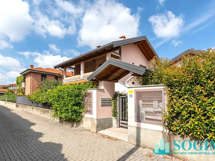Appartamento bilocale in vendita in Via San Francesco d'Assisi, Arcore