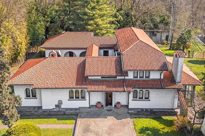 Casa con 17 locali in vendita in Via Cristoforo Colombo Cadorago, Cadorago