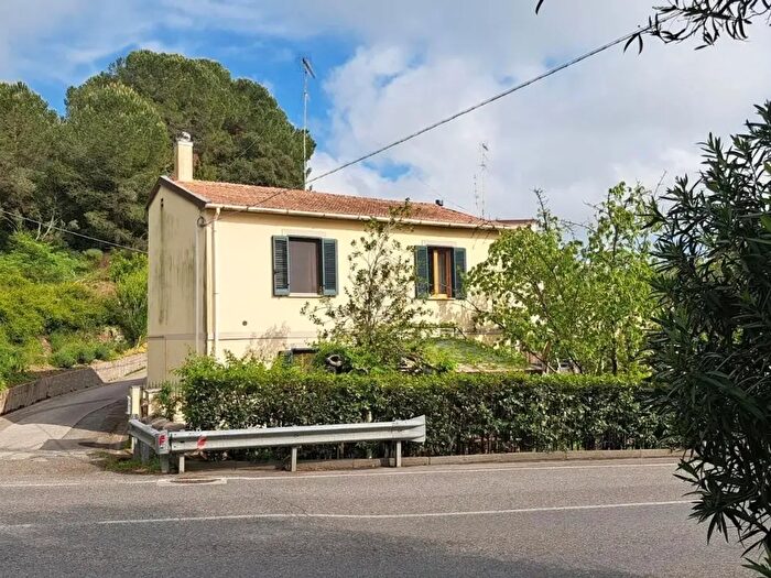 Casa con 6 locali in vendita in Rosignano Marittimo