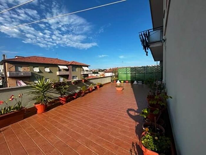 Appartamento con 6 locali in vendita in Via Maggini, Ancona