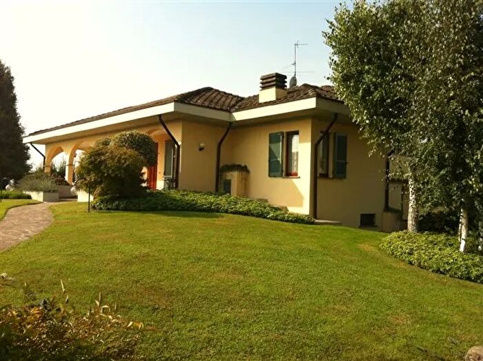 Casa con 10 locali in vendita in Pandino