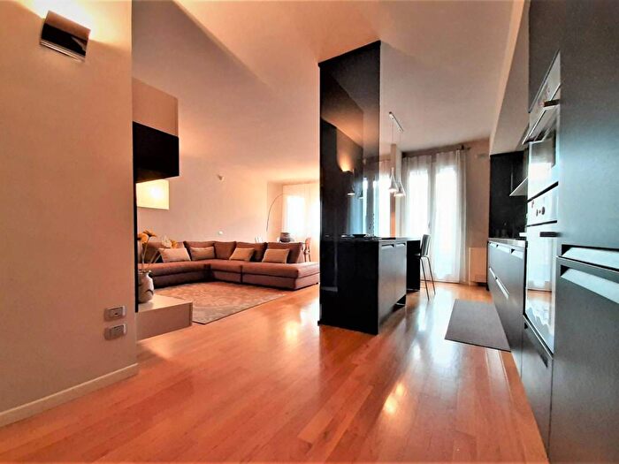 Appartamento quadrilocale in affitto in VIA TREBAZIO, Sempione, Milano