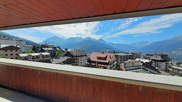 Appartamento con 6 locali in vendita in Piazza III Regg Alpini, Sauze DOulx