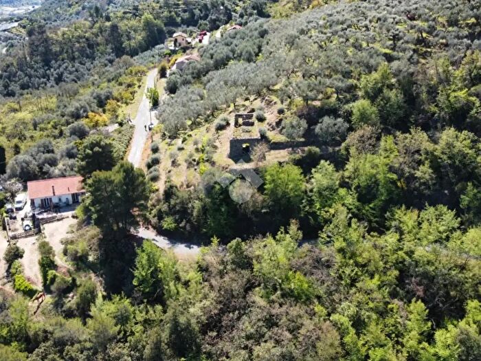 Casa quadrilocale in vendita in Via Monsignor Bartolomeo Tornatore, Dolceacqua