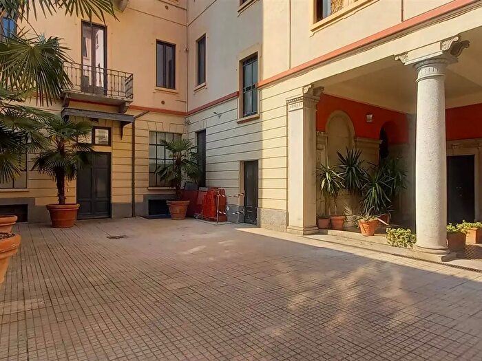 Appartamento quadrilocale in affitto in Via Spartaco, Milano