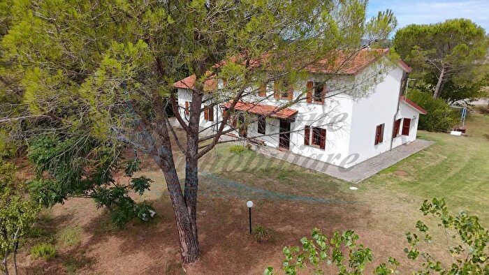 Casa con 8 locali in vendita in Santa Luce