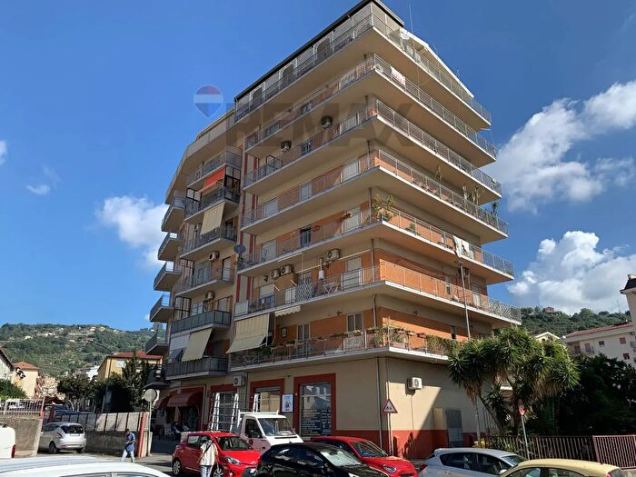 Appartamento con 5 locali in vendita in Viale Maggio, Lamezia Terme