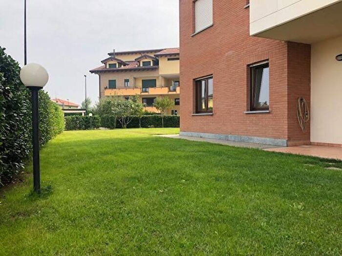 Appartamento trilocale in affitto in Via Antonio Stradivari, Villaggio Del Sole, Limbiate