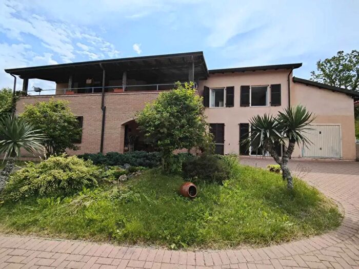 Casa con 8 locali in vendita in Aulla