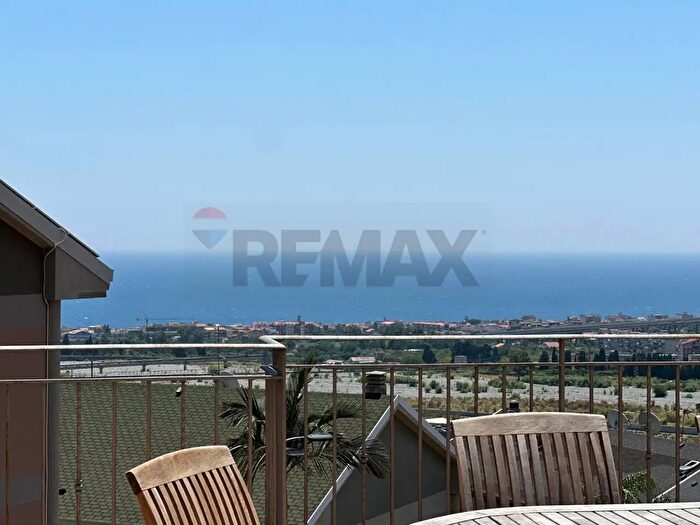 Casa con 12 locali in vendita in Via Grotte Snc, Furci Siculo