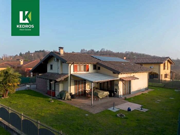 Casa con 9 locali in vendita in Bodio Lomnago