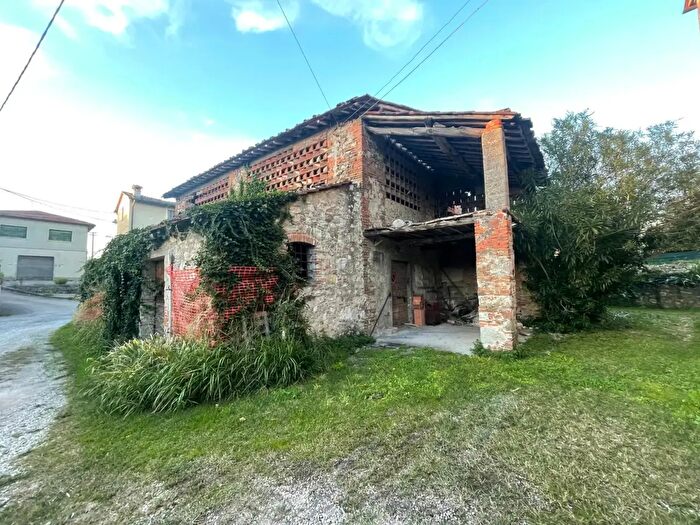 Casa trilocale in vendita in Lucca