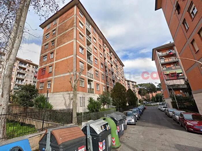 Appartamento trilocale in vendita in Via Adolfo Giaquinto, Roma