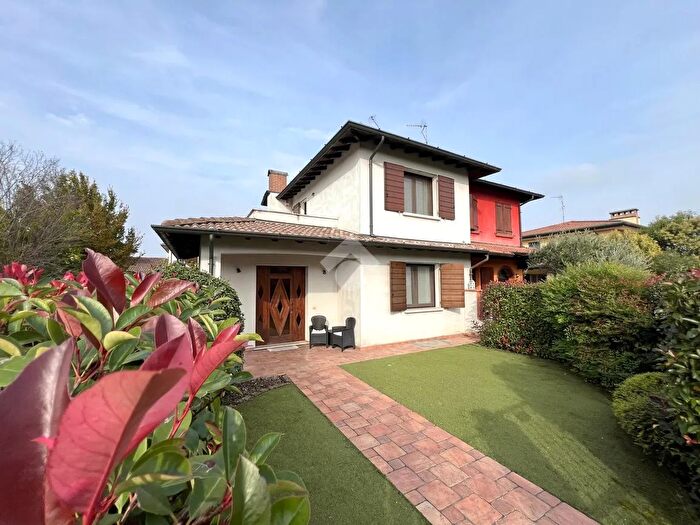 Casa quadrilocale in vendita in Via Sarca, Asola