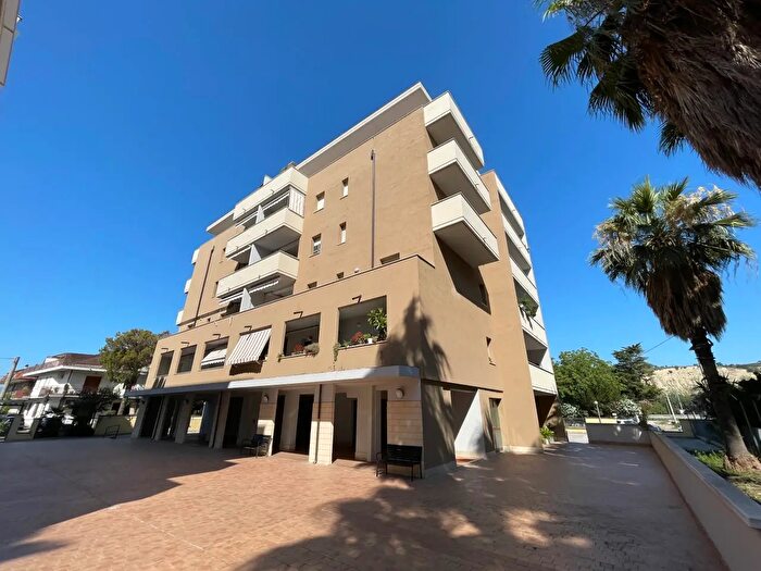 Appartamento con 5 locali in vendita in Via F P Michetti, Manoppello