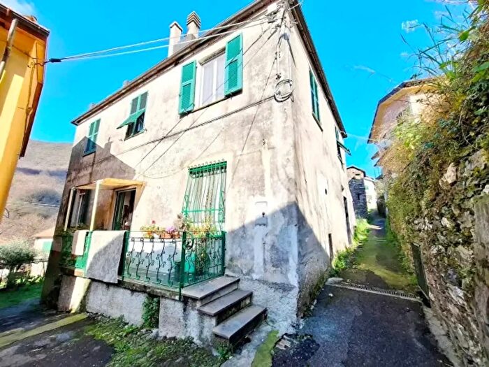 Casa con 6 locali in vendita in Neirone