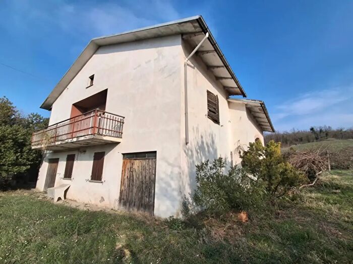 Casa con 10 locali in vendita in Via Poggio, Maiolo