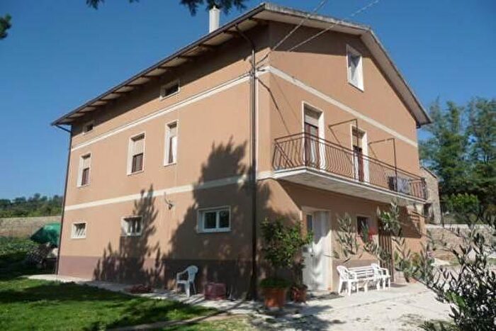 Casa con 6 locali in vendita in San Severino Marche