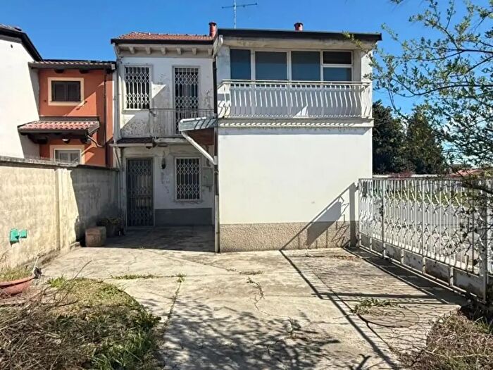 Casa quadrilocale in vendita in Strada Vecchia Vercelli, Casale Monferrato
