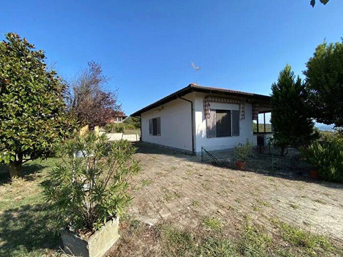 Casa trilocale in vendita in Via Montebello, Guarene