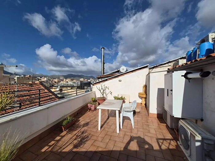 Appartamento con 6 locali in vendita in Via Re Federico, Palermo