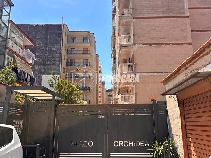 Appartamento quadrilocale in vendita in Via San Donato, Napoli