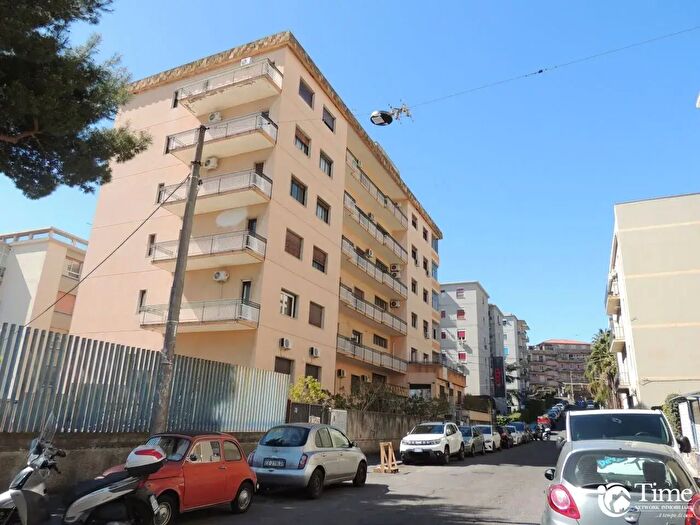Appartamento con 5 locali in affitto in Via Eleonora d'Angio', Catania