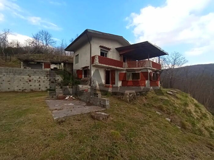 Casa con 7 locali in vendita in Villa Basilica