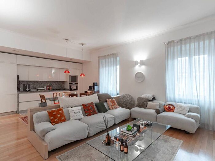 Appartamento trilocale in affitto in Via Giuseppe Pozzone, Duomo, Milano