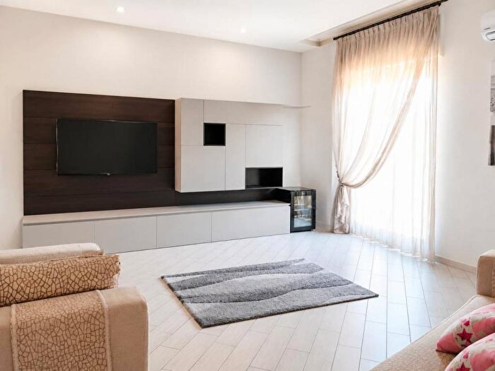 Appartamento trilocale in affitto in Via Vicinale Campanile, Pianura, Napoli