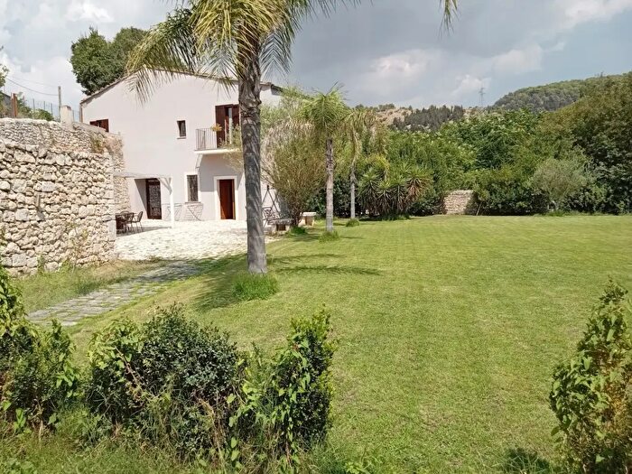 Casa con 5 locali in vendita in Contrada Arancelli Sn, Ragusa