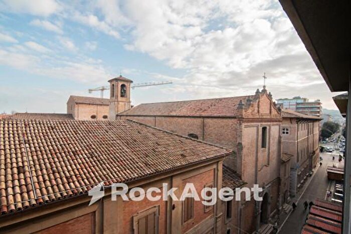 Appartamento con 5 locali in vendita in Via San Francesco dAssisi, Pesaro