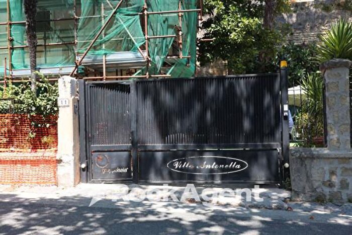 Appartamento con 6 locali in vendita in Via Luigia Sanfelice, Napoli