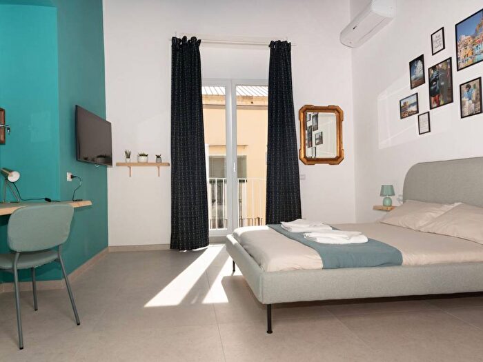 Appartamento trilocale in affitto in Via Pignasecca, Monte Santo, Napoli