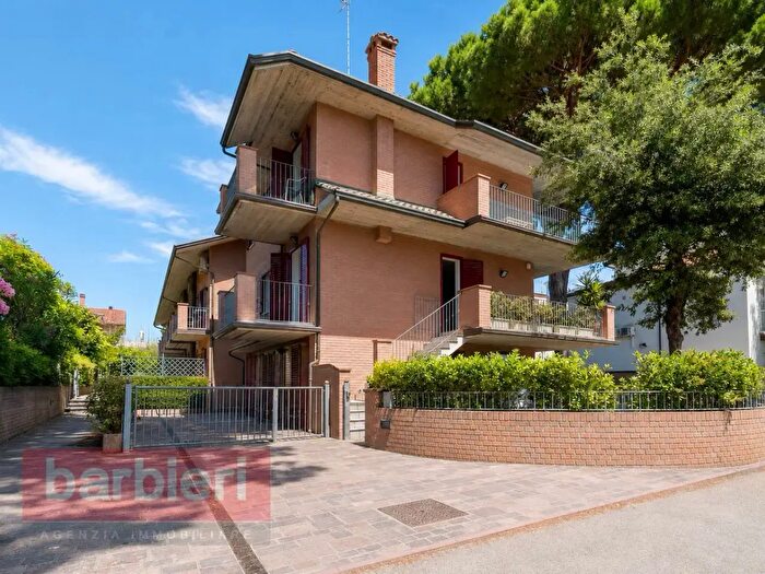 Casa con 9 locali in vendita in Viale Pignocchi, Cervia