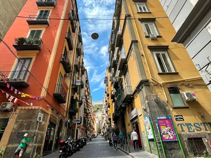 Appartamento trilocale in affitto in Via Concezione a Montecalvario, Napoli