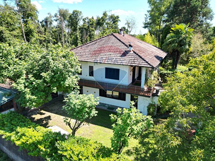 Casa con 8 locali in vendita in Via Giotto, Agrate Conturbia