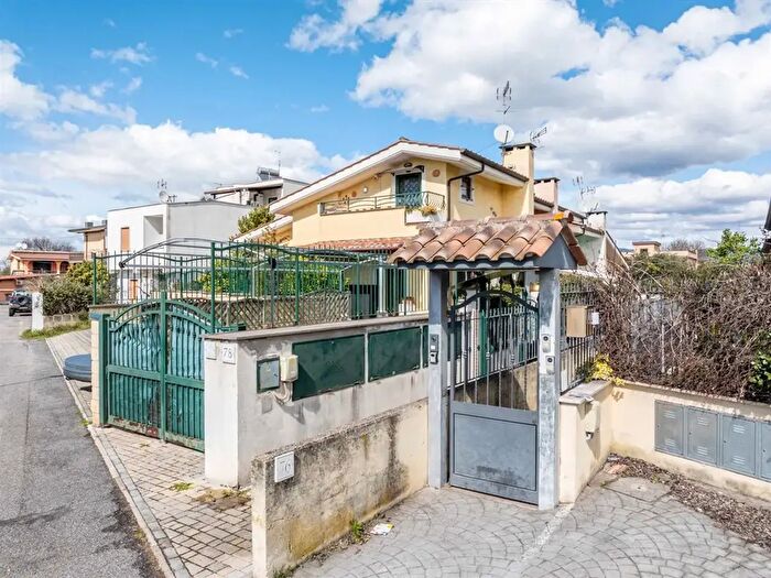Casa bilocale in vendita in Via Montottone, Roma